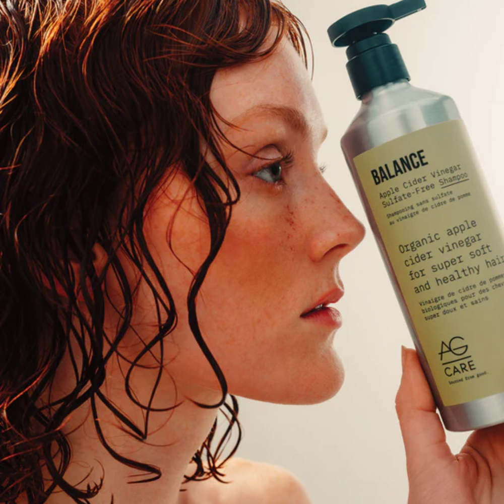 Shampooing vegan sans sulfates. Purifie, équilibre pH, enlève les impuretés, apporte brillance et douceur. Cheveux légers, sains et faciles à coiffer.