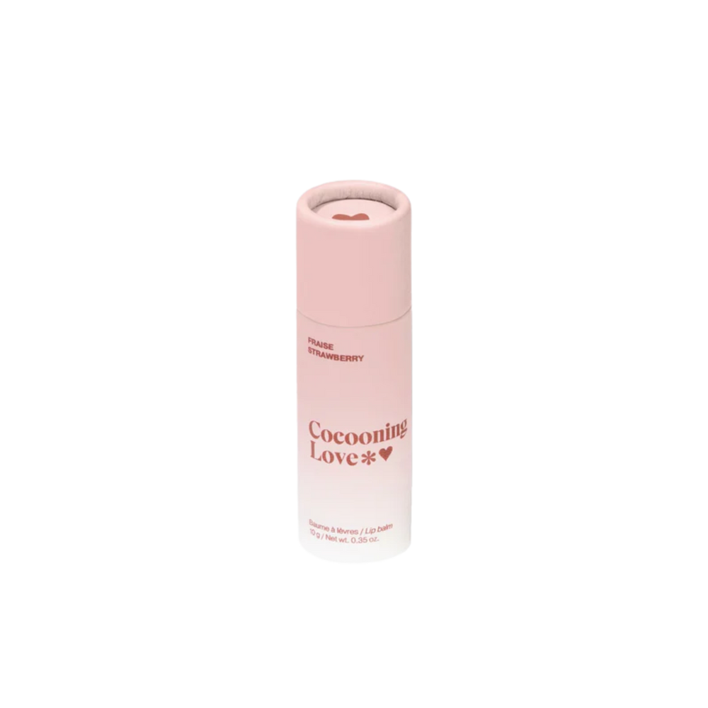 Tube en carton du baume à lèvres Cocooning Love goût fraise, 10 g, formule naturelle et végan.