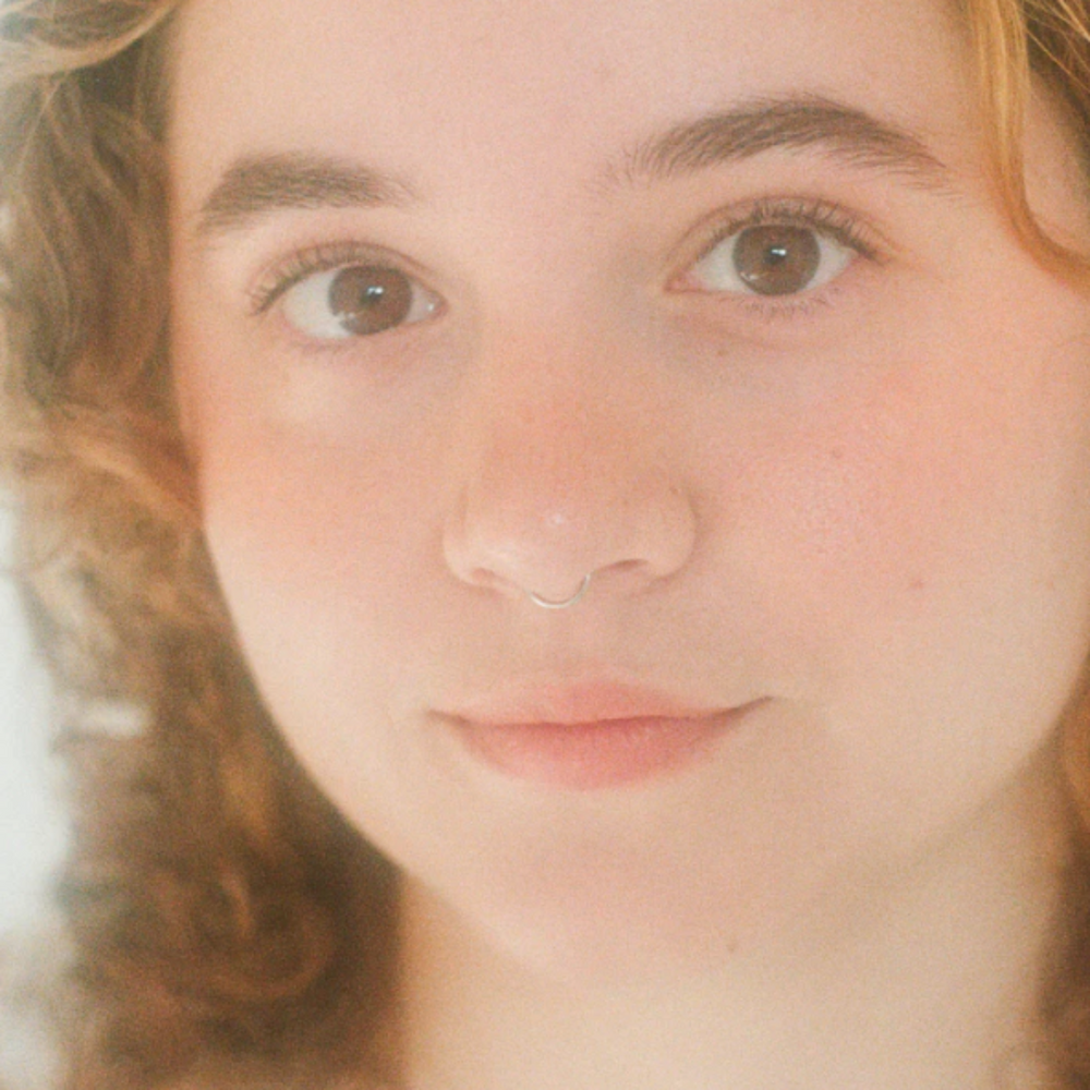 Tube en carton du baume à lèvres teinté Cocooning Love Peachy Kiss, nuance pêche doux.