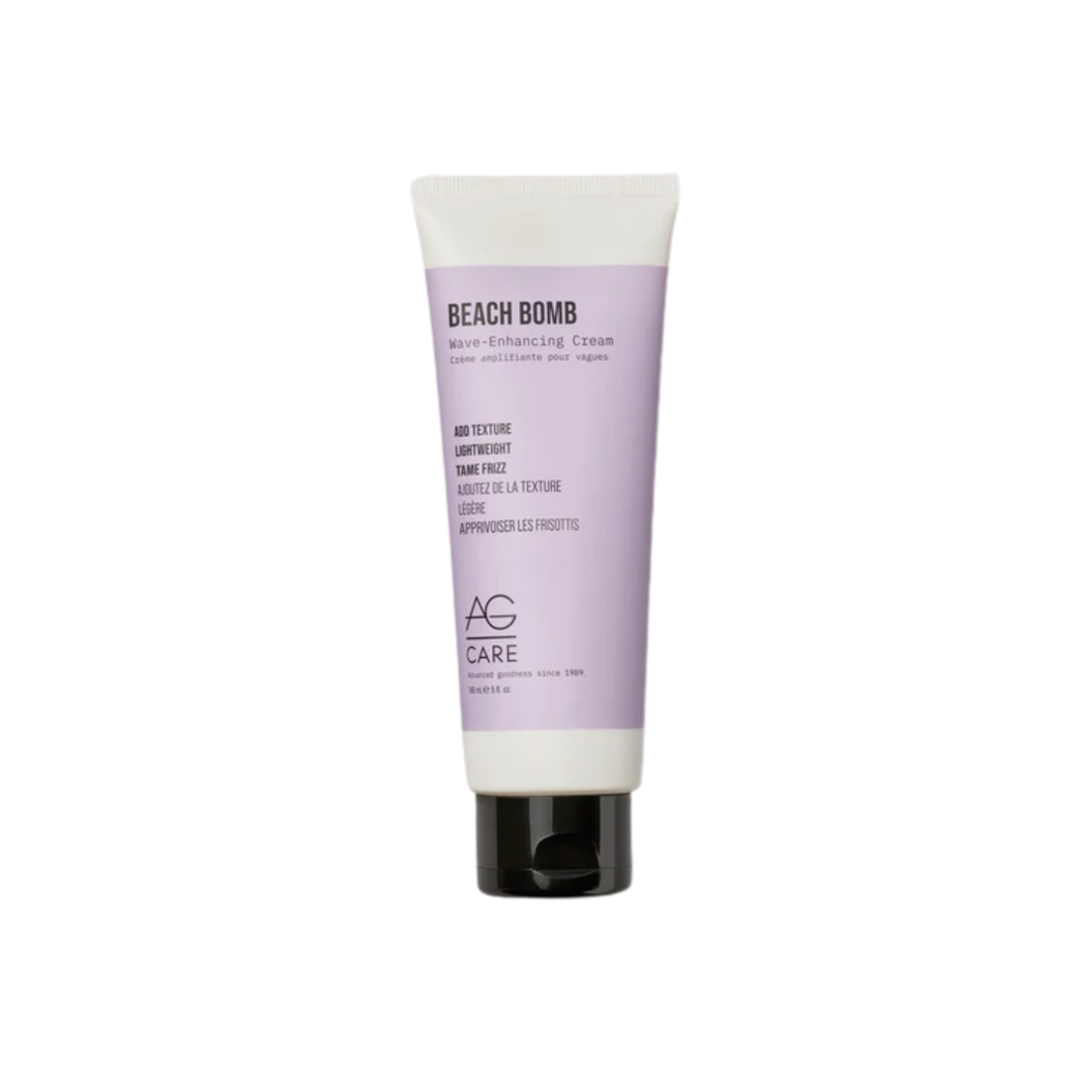 Flacon de AG Beach Bomb Wave‑Enhancing Cream, cheveux ondulés effet plage en arrière-plan