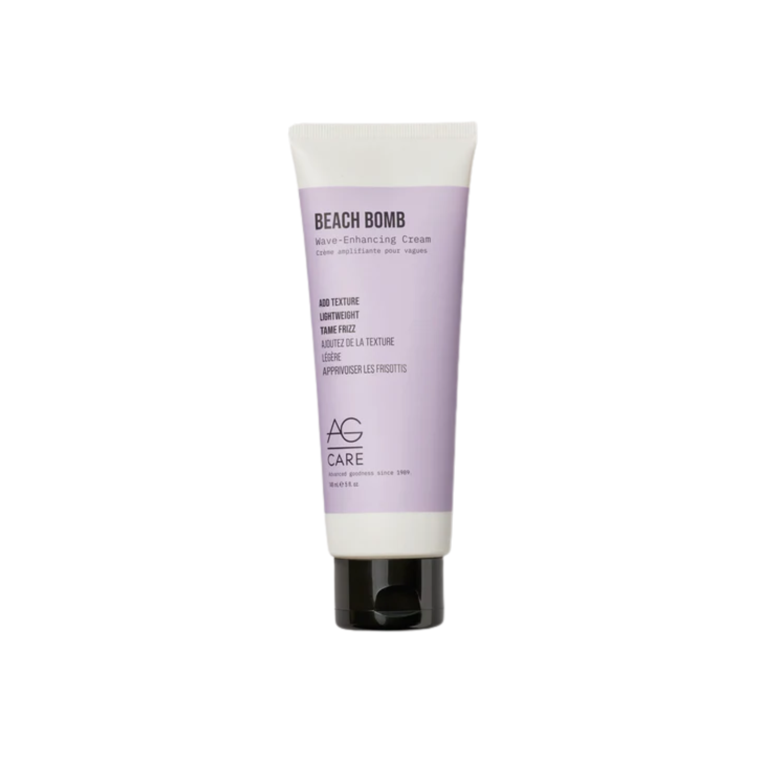 Flacon de AG Beach Bomb Wave‑Enhancing Cream, cheveux ondulés effet plage en arrière-plan
