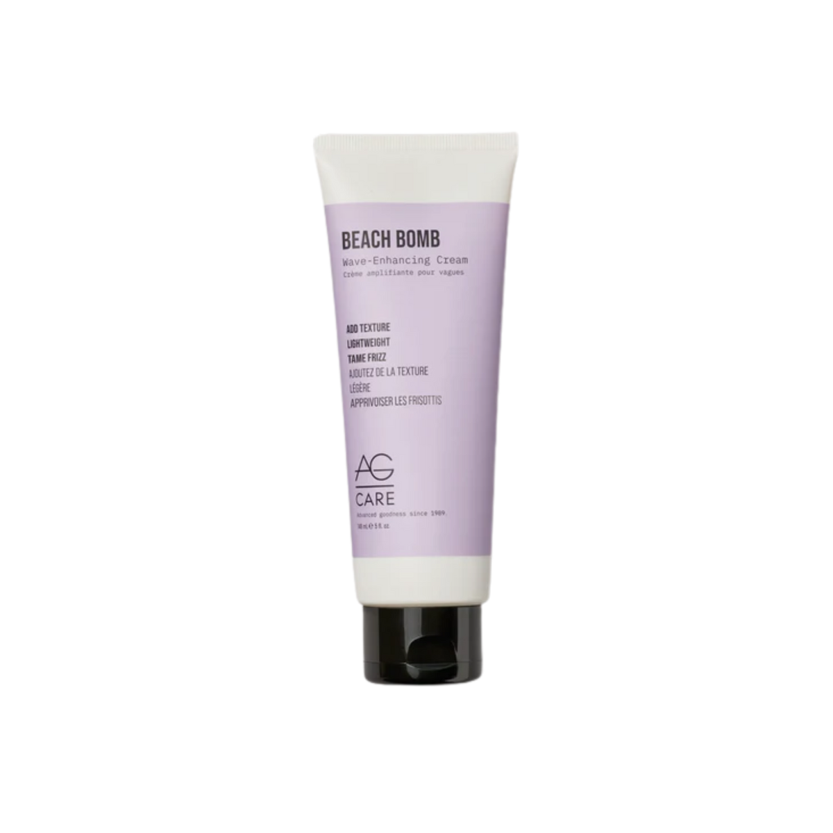 Flacon de AG Beach Bomb Wave‑Enhancing Cream, cheveux ondulés effet plage en arrière-plan