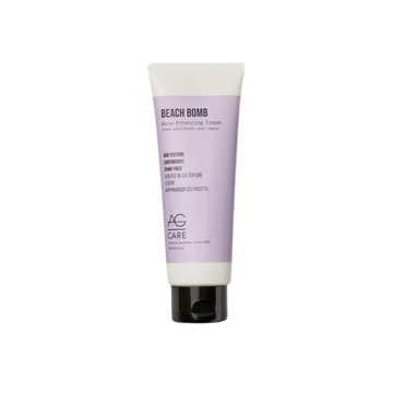 Flacon de AG Beach Bomb Wave‑Enhancing Cream, cheveux ondulés effet plage en arrière-plan