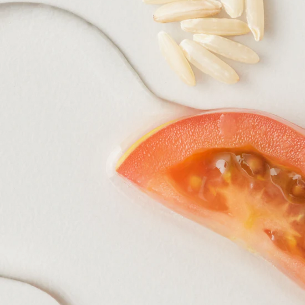 Flacon de AG Beach Bomb Wave‑Enhancing Cream, cheveux ondulés effet plage en arrière-plan