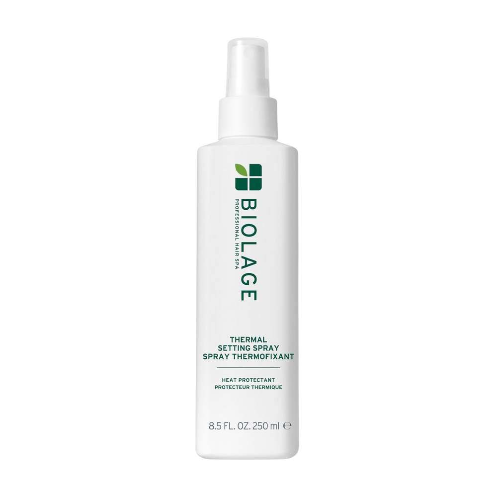 Flacon Biolage Thermal Setting Spray – spray protecteur thermique étiquette visible sur fond neutre