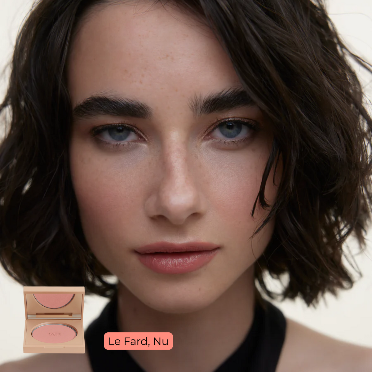 Fard à joues Le Fard de Wonderblush, teinte Pivoine, blush poudre végétalien au fini lumineux sur peau claire

