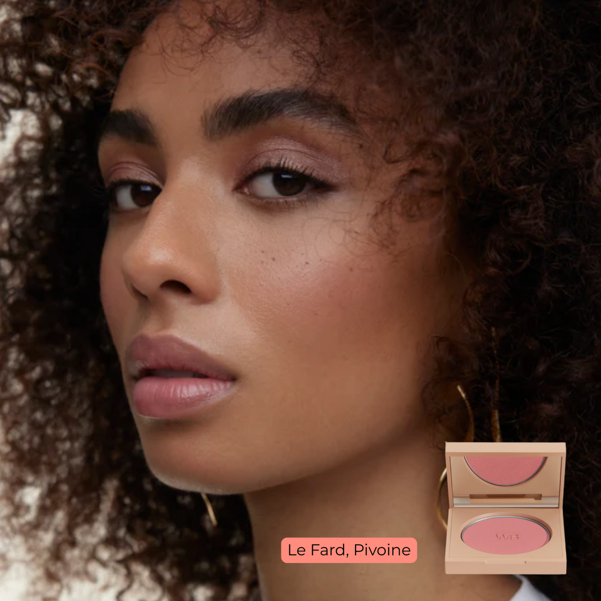 Fard à joues Le Fard de Wonderblush, teinte Pivoine, blush poudre végétalien au fini lumineux sur peau claire

