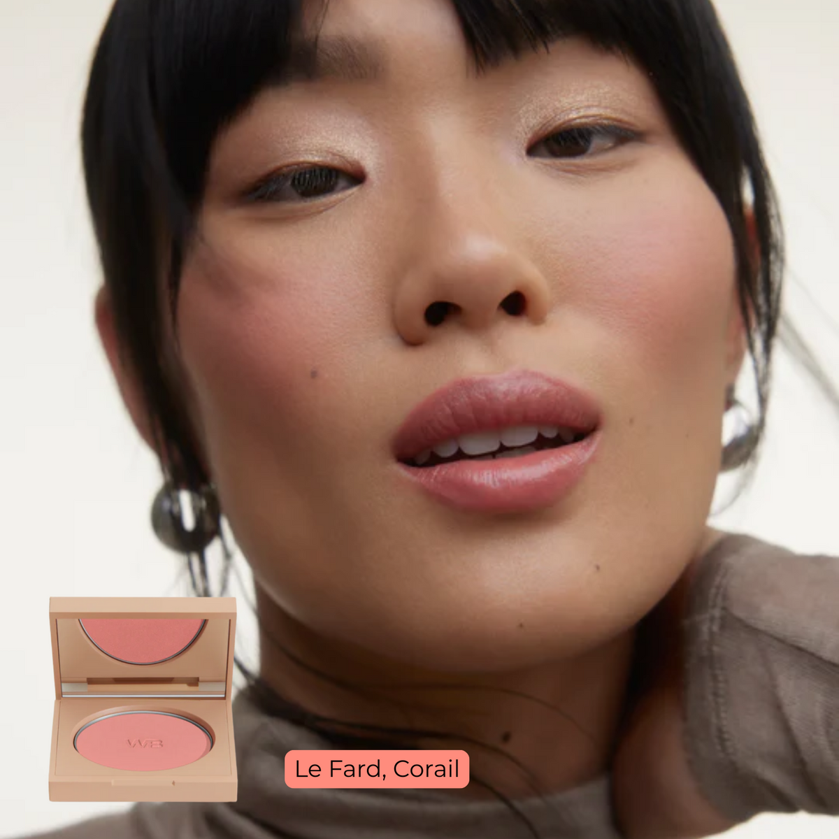 Fard à joues Le Fard de Wonderblush, teinte Pivoine, blush poudre végétalien au fini lumineux sur peau claire

