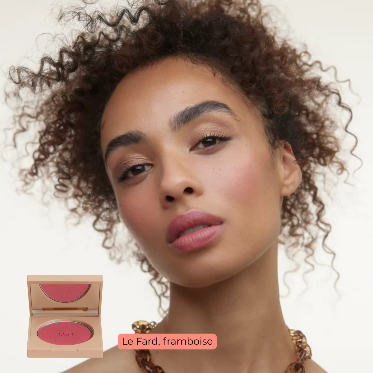 Fard à joues Le Fard de Wonderblush, teinte Pivoine, blush poudre végétalien au fini lumineux sur peau claire

