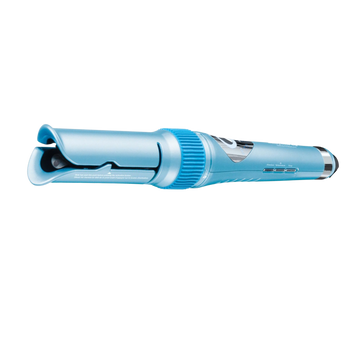 Boucleur automatique BaBylissPRO MiraCurl Nano Titanium en fonctionnement, cheveux bouclés parfaitement.