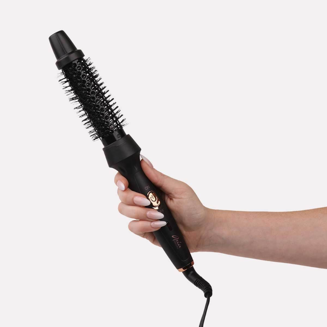 Brosse coiffante thermique ionique Aria Beauty 1,2 po — poils nylon, corps en céramique chauffant, finition élégante.