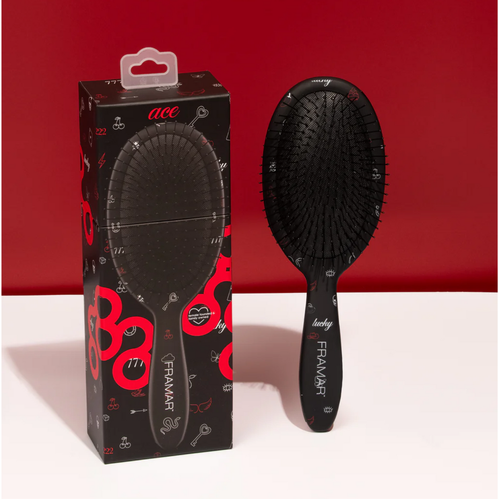 Brosse démêlante Framar Ace noir mat avec poils souples et design anti-casse.