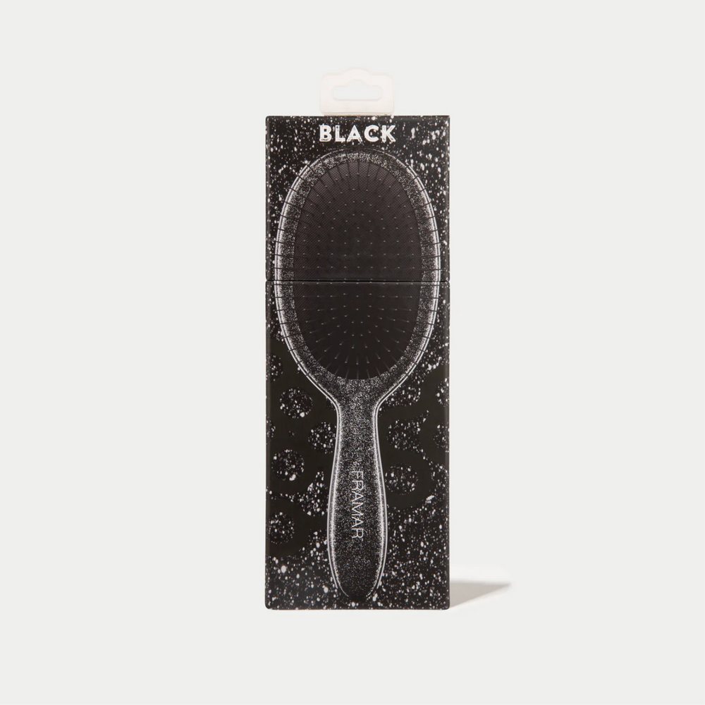 Brosse démêlante Framar Black Glitter avec poils souples et poignée noire pailletée.
