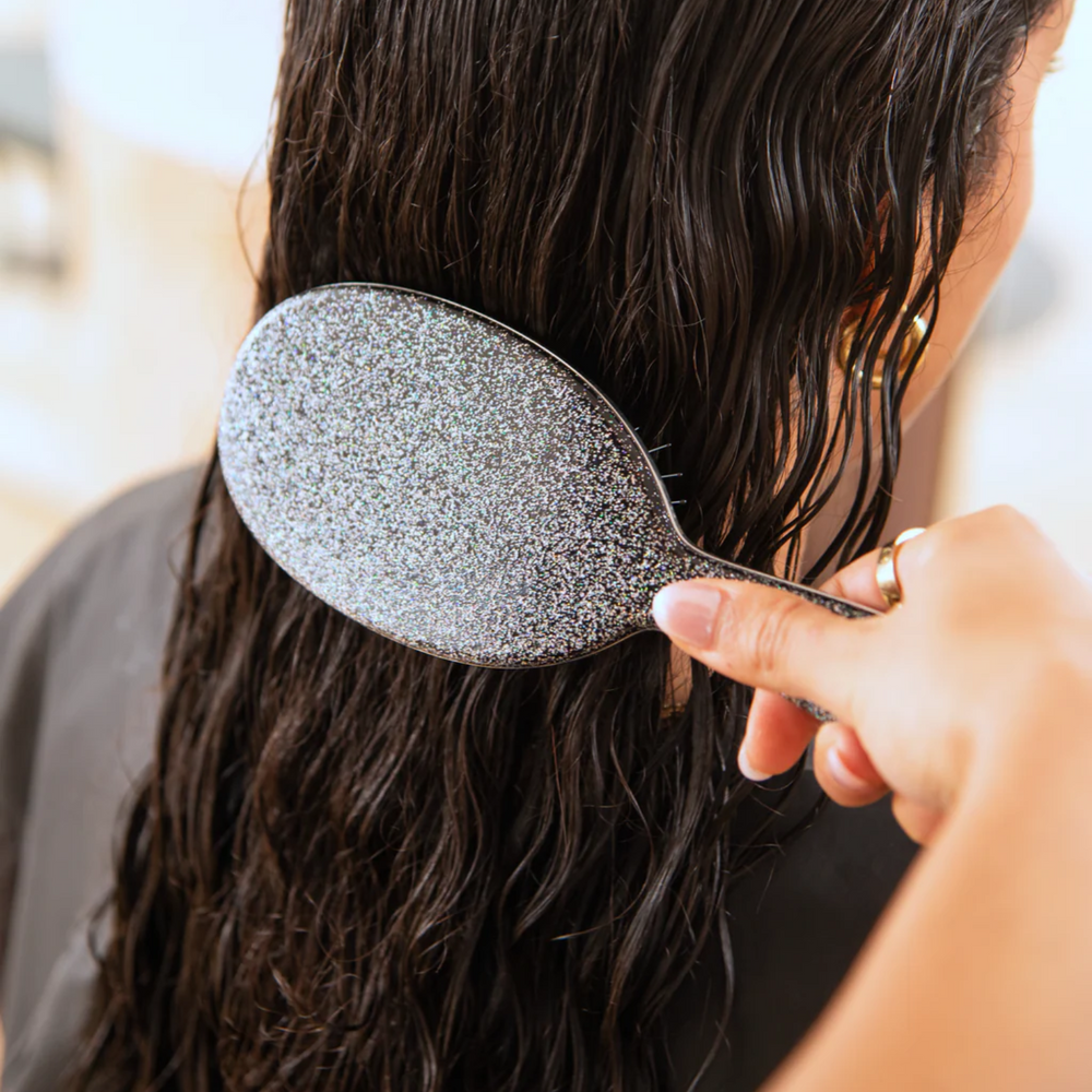 Brosse démêlante Framar Black Glitter avec poils souples et poignée noire pailletée.