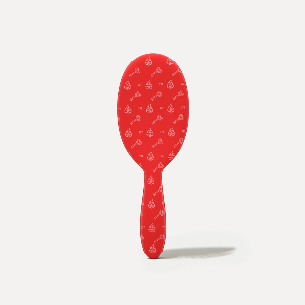 Brosse démêlante Framar Charm rouge mat avec poils souples.