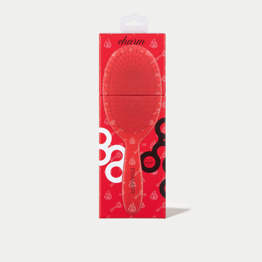 Brosse démêlante Framar Charm rouge mat avec poils souples.