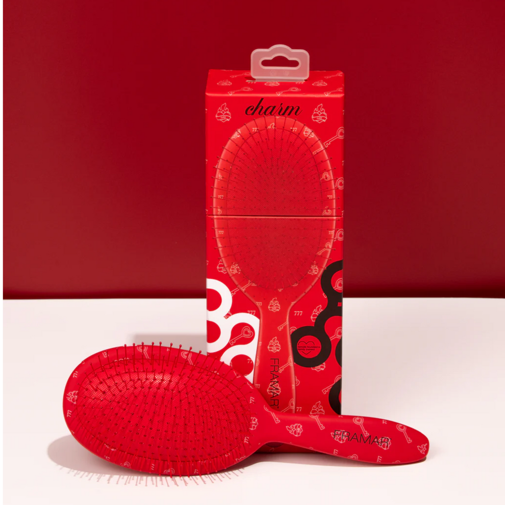Brosse démêlante Framar Charm rouge mat avec poils souples.