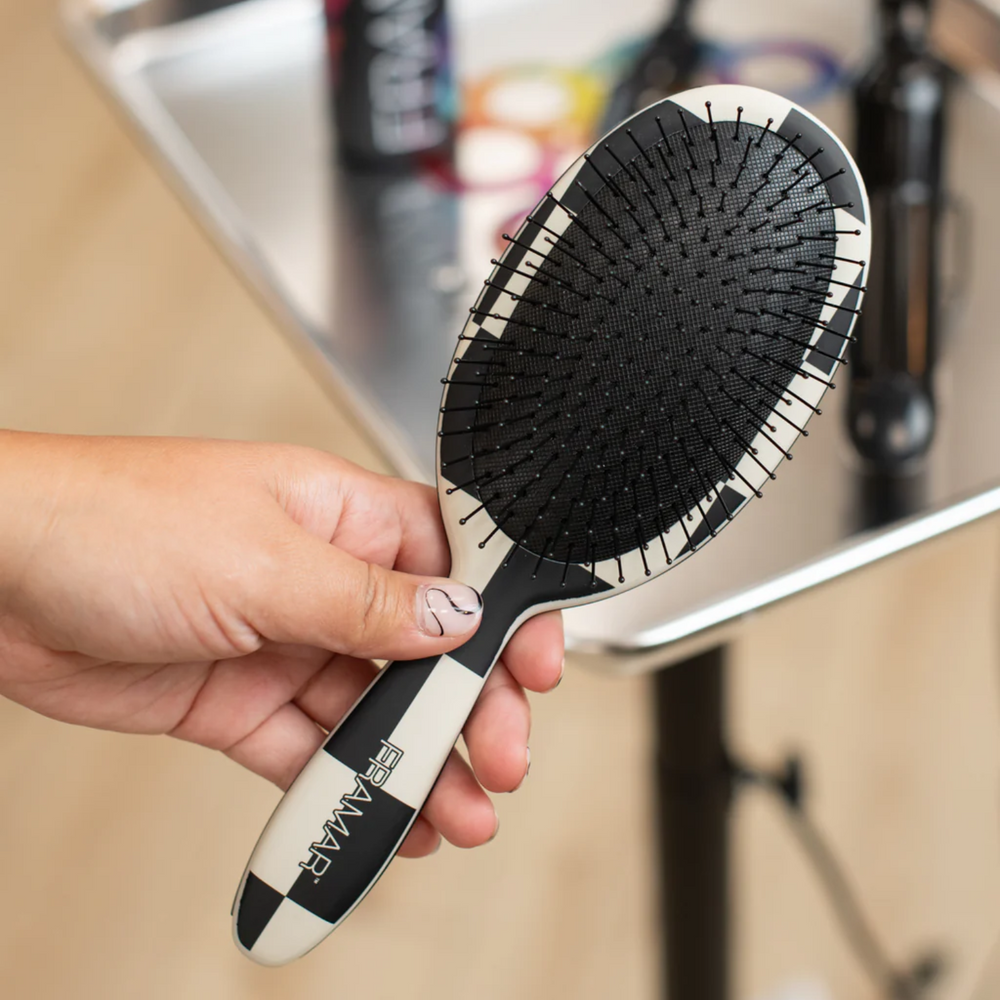 Brosse démêlante Framar Checked Out en motif damier noir et crème, poils souples.