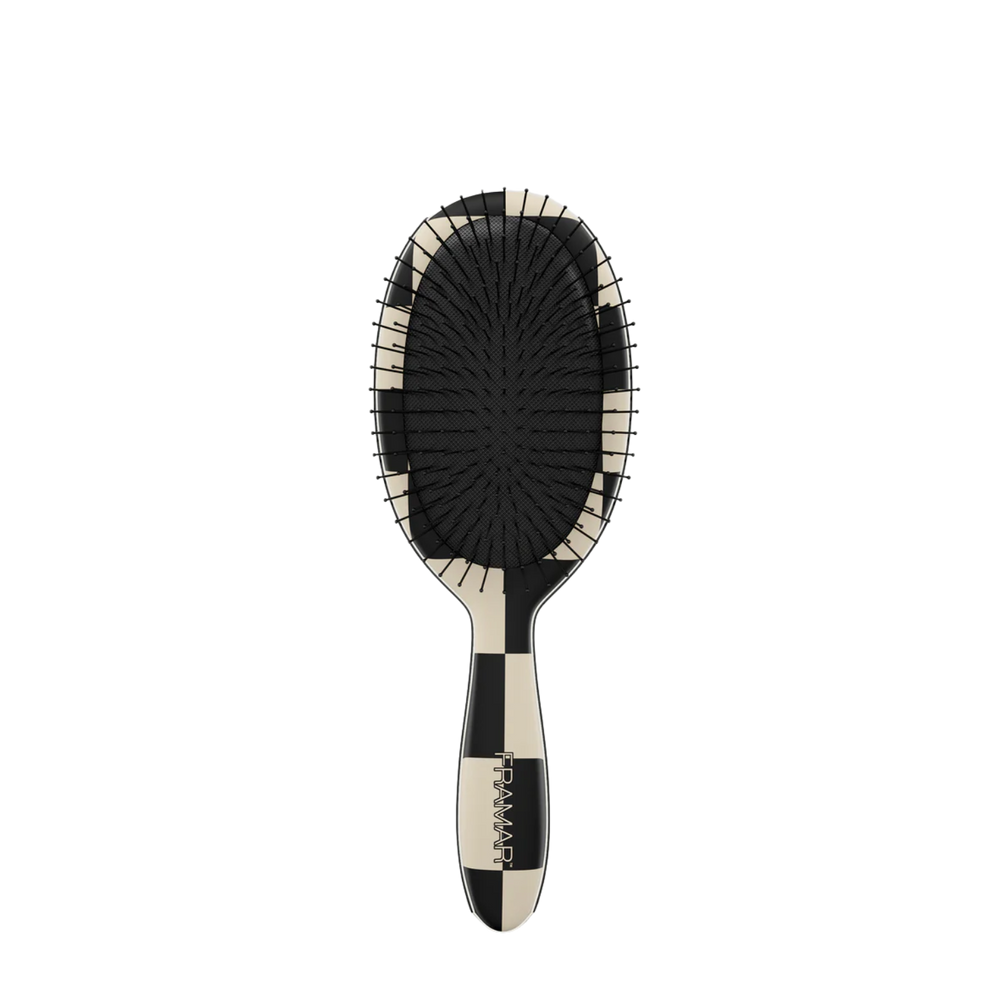 Brosse démêlante Framar Checked Out en motif damier noir et crème, poils souples.