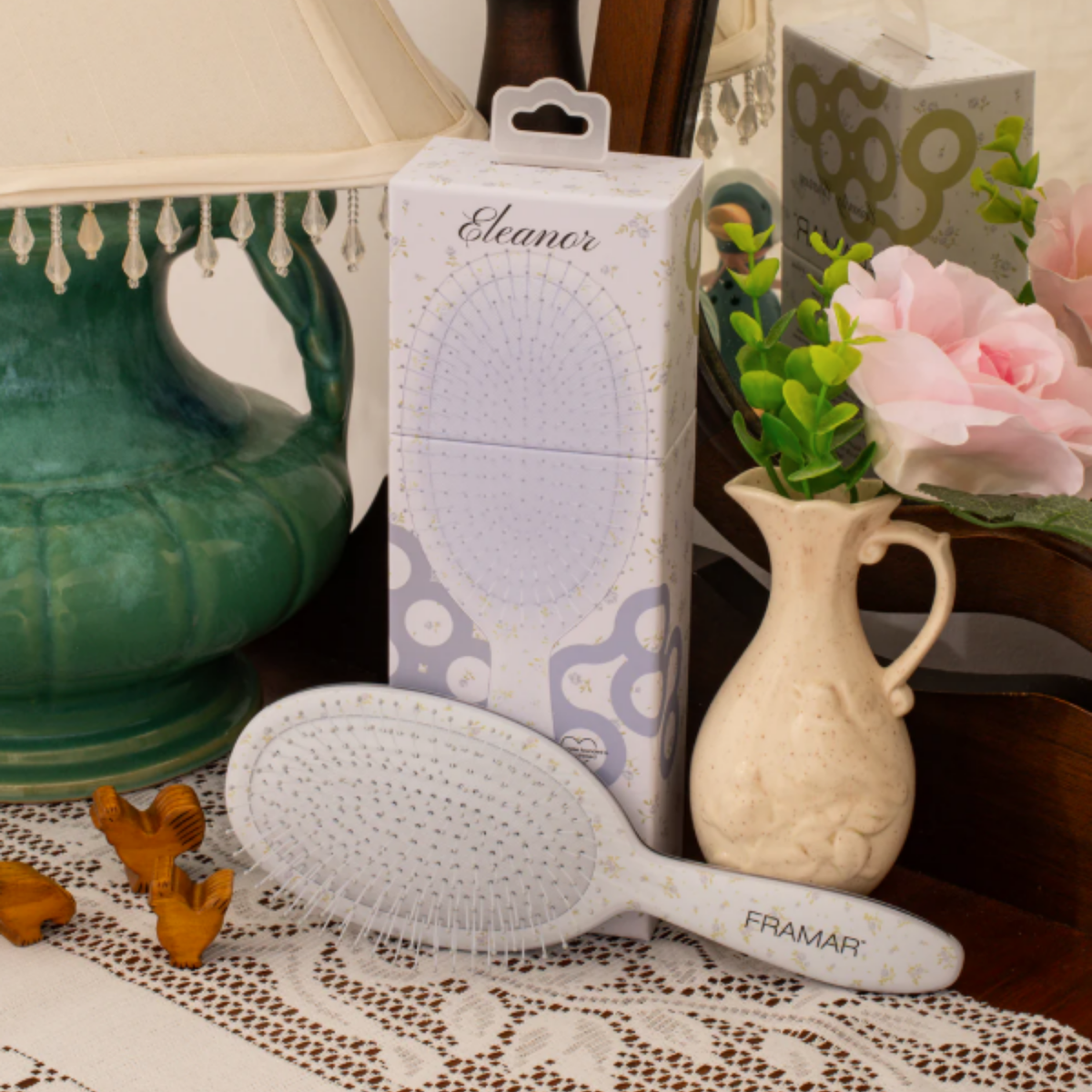 Brosse démêlante Framar Country Charm Eleanor avec motif floral bleu pour démêler les cheveux mouillés ou secs sans tirer ni casser la fibre capillaire.