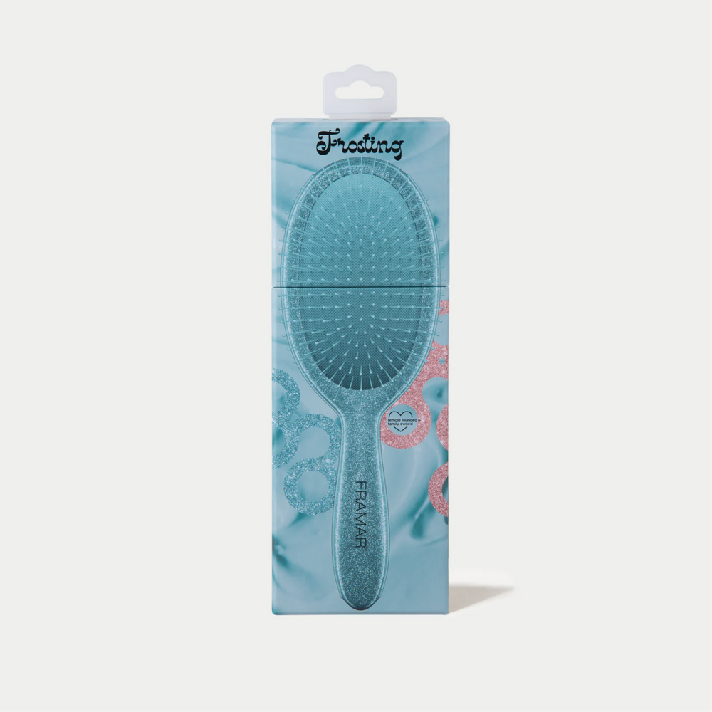 Brosse démêlante Framar Frosting avec manche pailleté givré et poils flexibles.