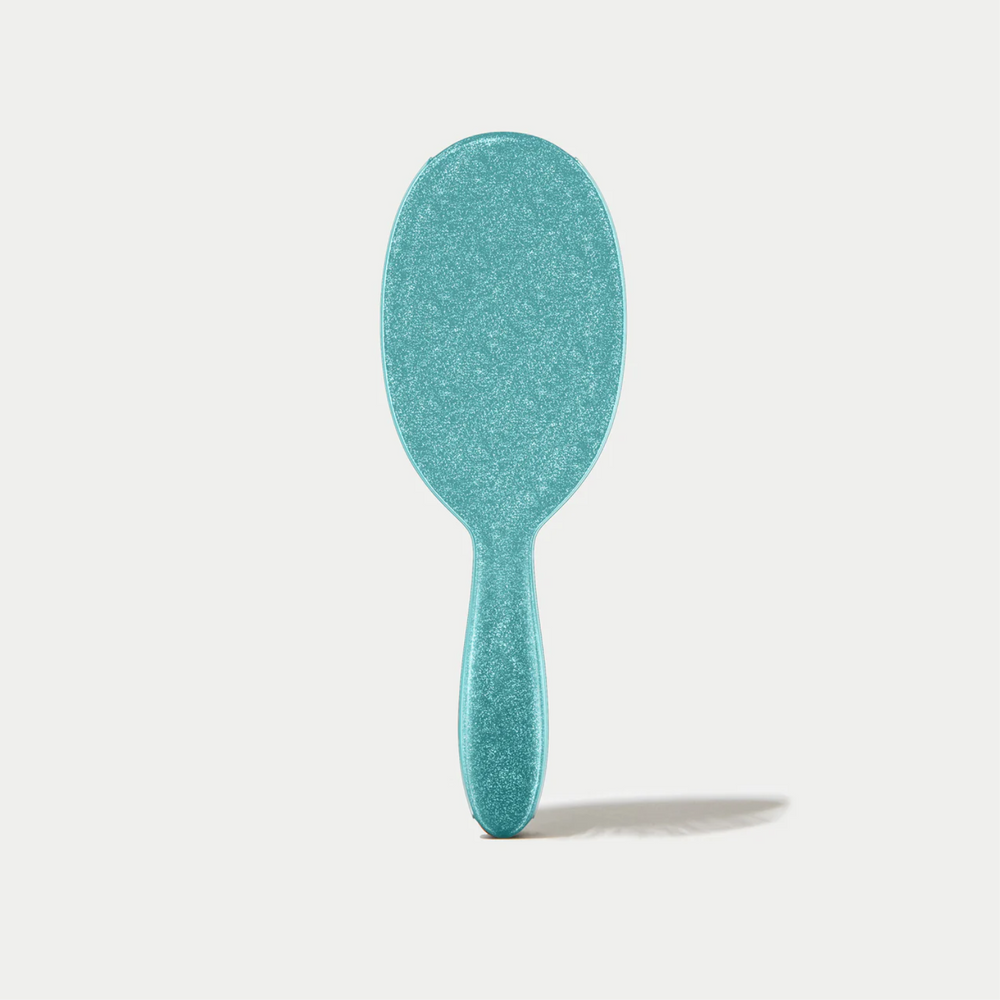 Brosse démêlante Framar Frosting avec manche pailleté givré et poils flexibles.