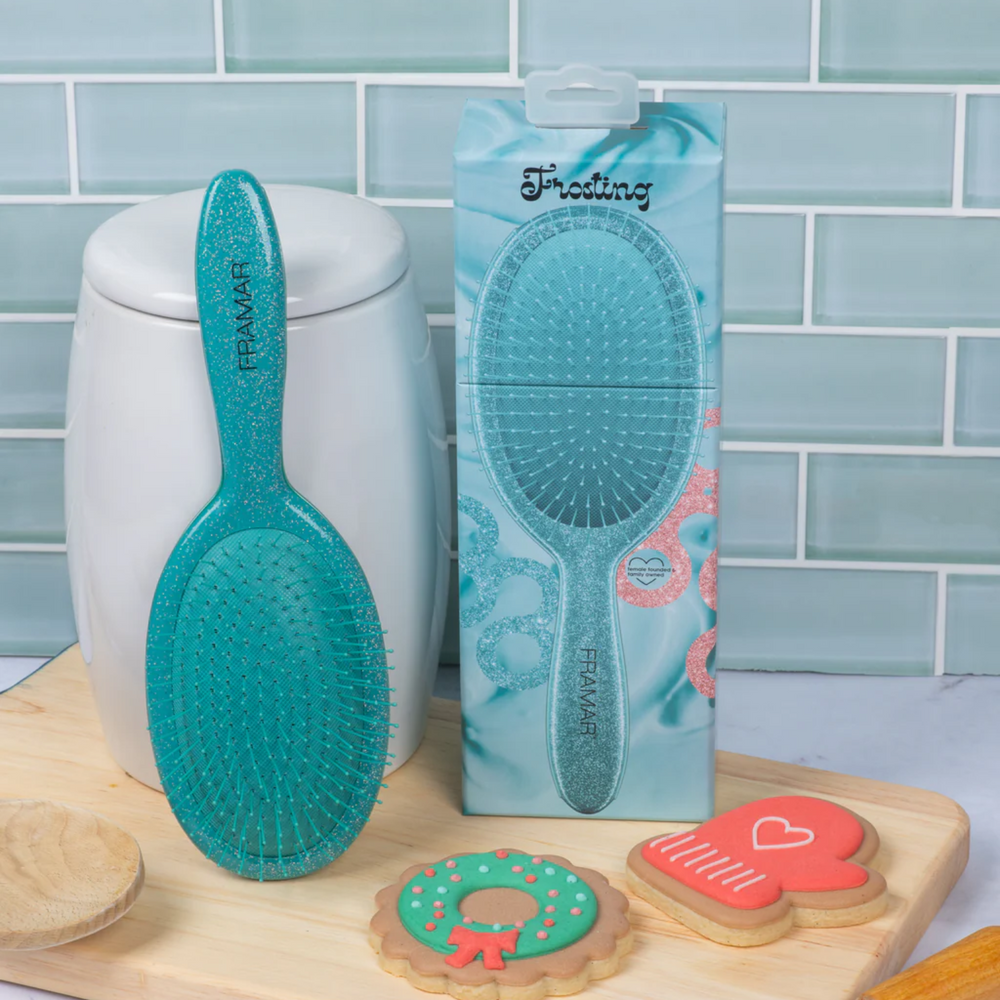 Brosse démêlante Framar Frosting avec manche pailleté givré et poils flexibles.