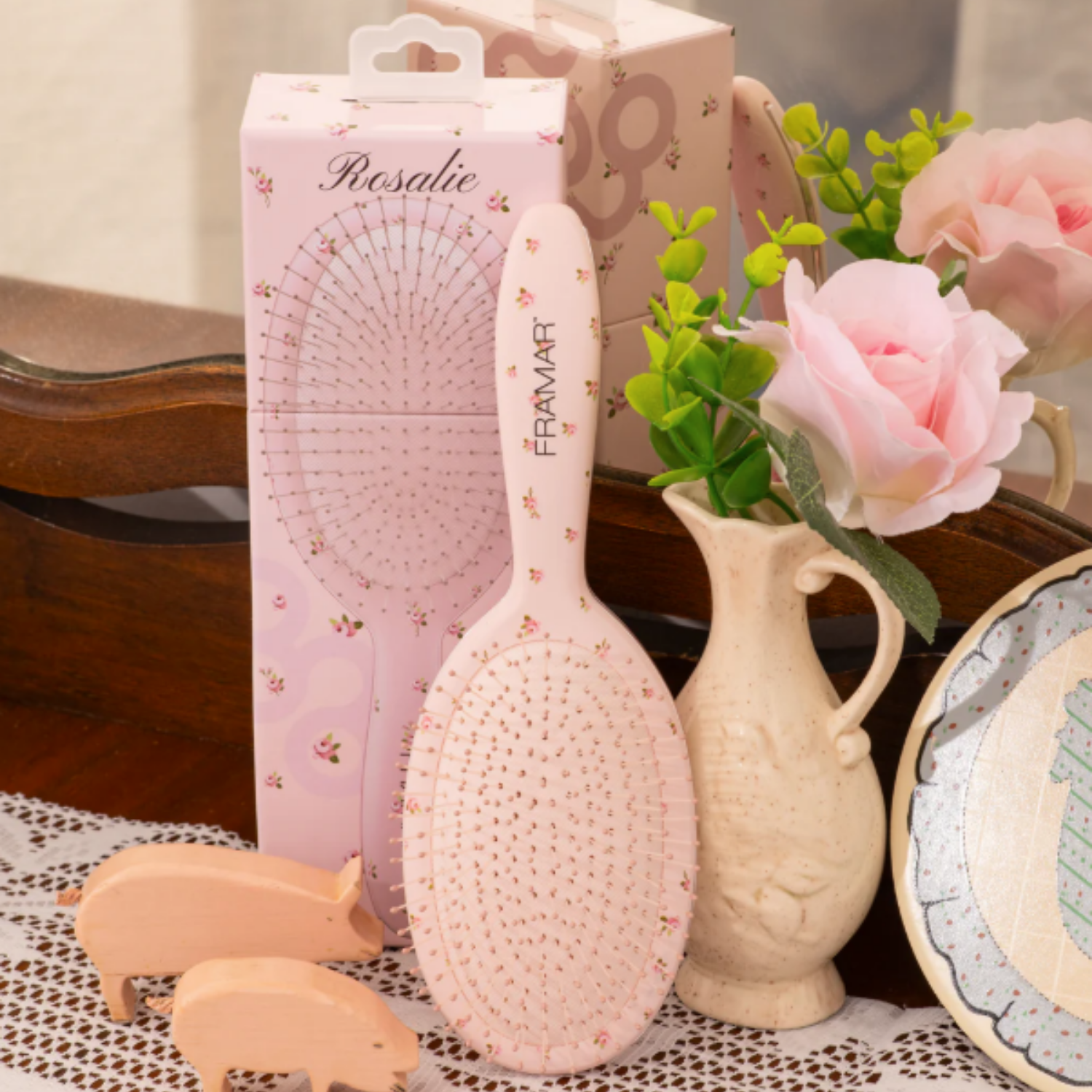 Brosse démêlante Framar Country Charm Rosalie avec motif floral rose pour démêler les cheveux mouillés ou secs sans tirer.