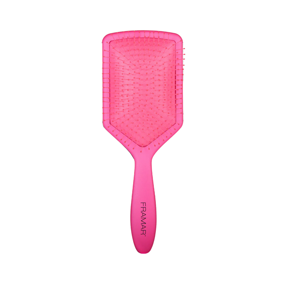 Brosse plate Framar Pinky Swear de couleur rose mat avec picots flexibles