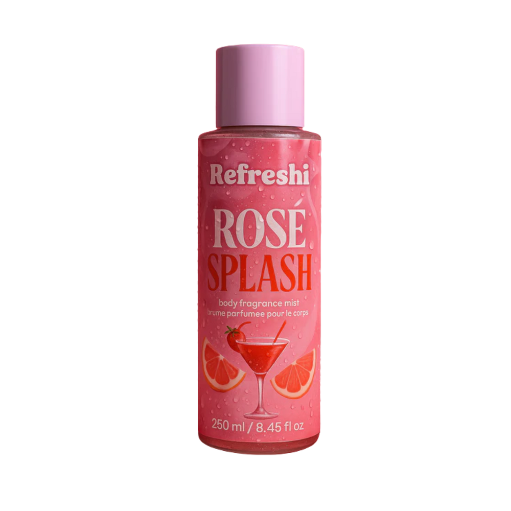 Flacon de brume corporelle Rosé Splash Refreshi posé sur fond pastel avec des touches de fruits et fleurs.

