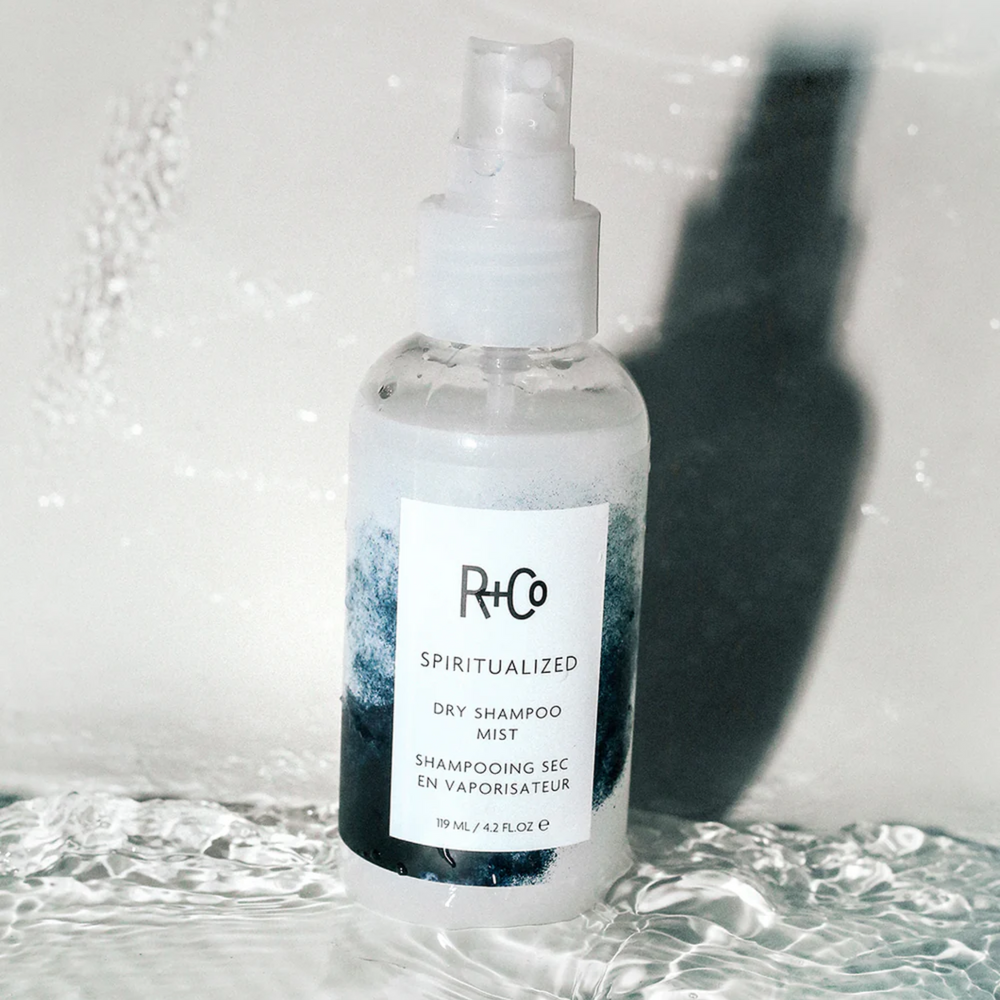 Flacon du Spiritualized Dry Shampoo Mist de R+Co, brume nettoyante sans résidu pour cheveux rafraîchis
