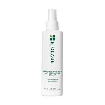 Flacon de 250 ml de la brume de brillance et d’hydratation Biolage Smooth Shine Milk, soin capillaire sans rinçage.