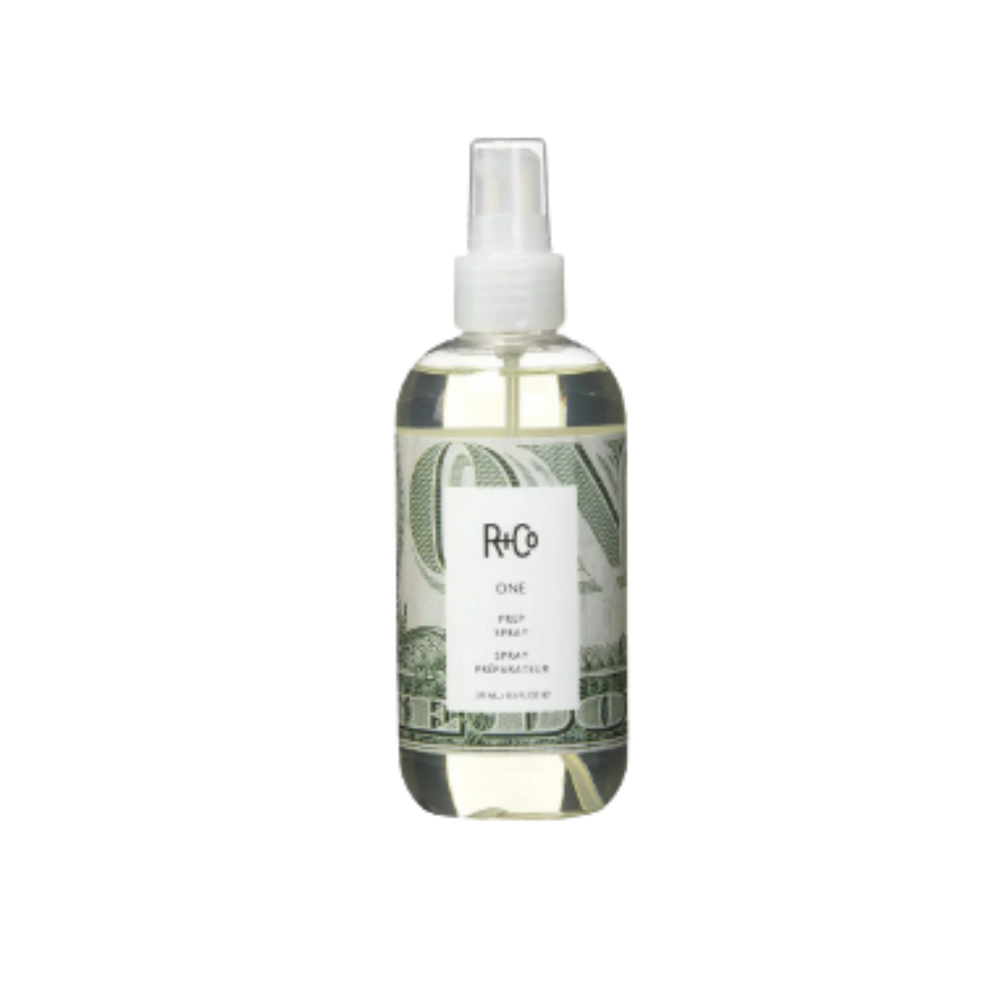 Flacon du spray ONE Prep Spray de R+Co, brume revitalisante et protectrice pour préparer les cheveux au coiffage