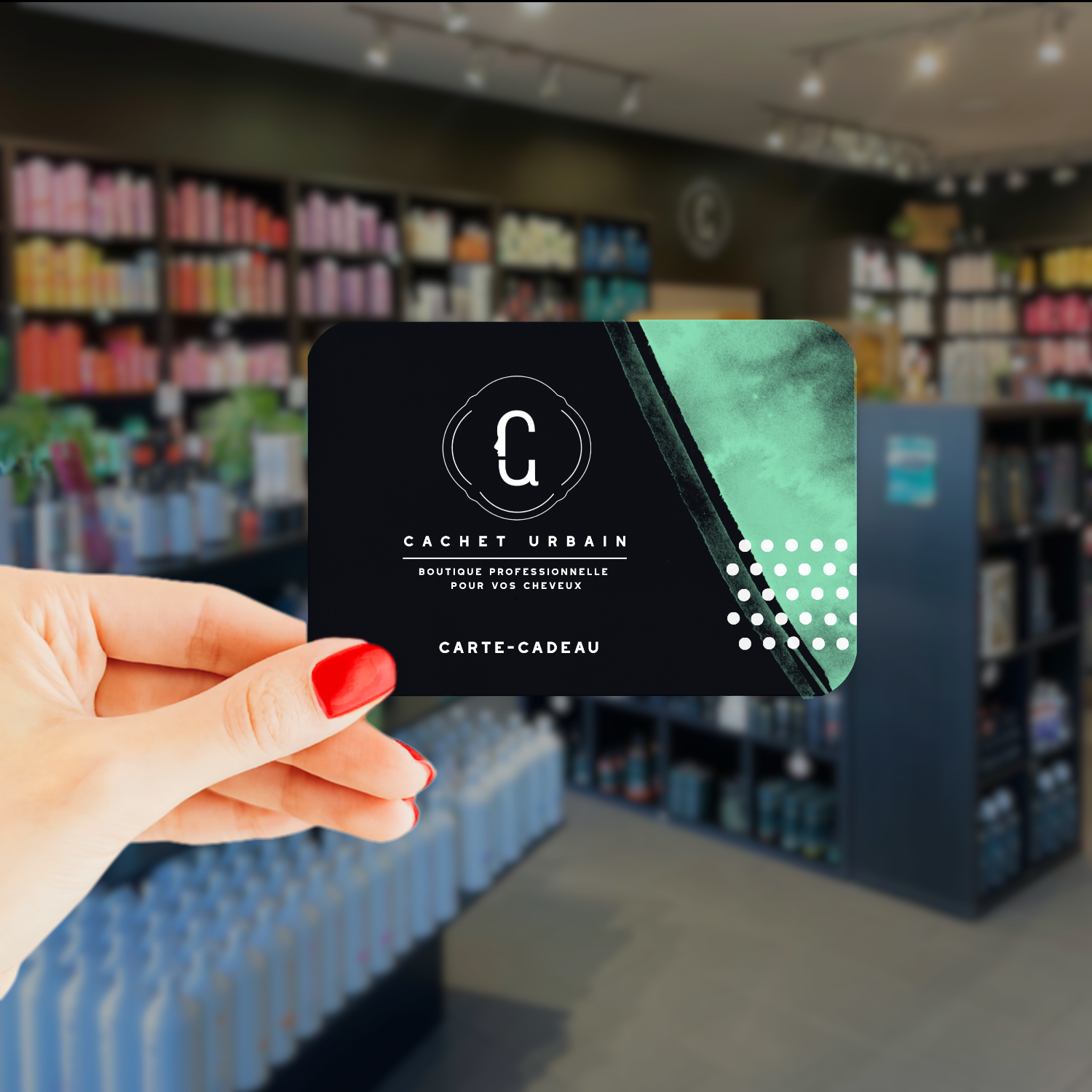 Main tenant une carte cadeau du cachet urbain sur un background du magasin