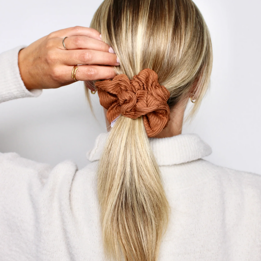 Chouchou velours côtelé café – scrunchie cheveux brun, texture côtelée
