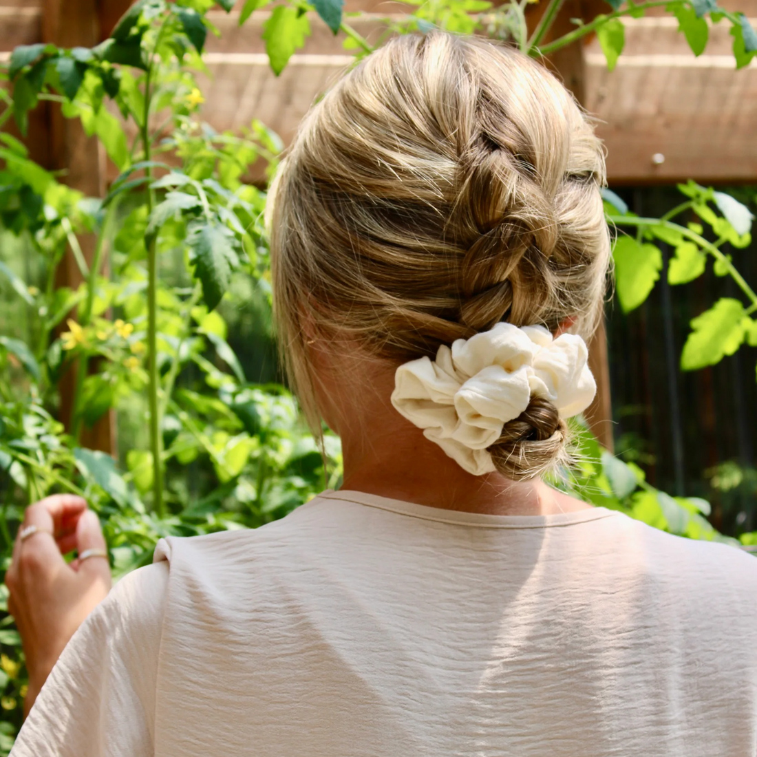 « Chouchou mousseline crème — accessoire cheveux léger et élégant »