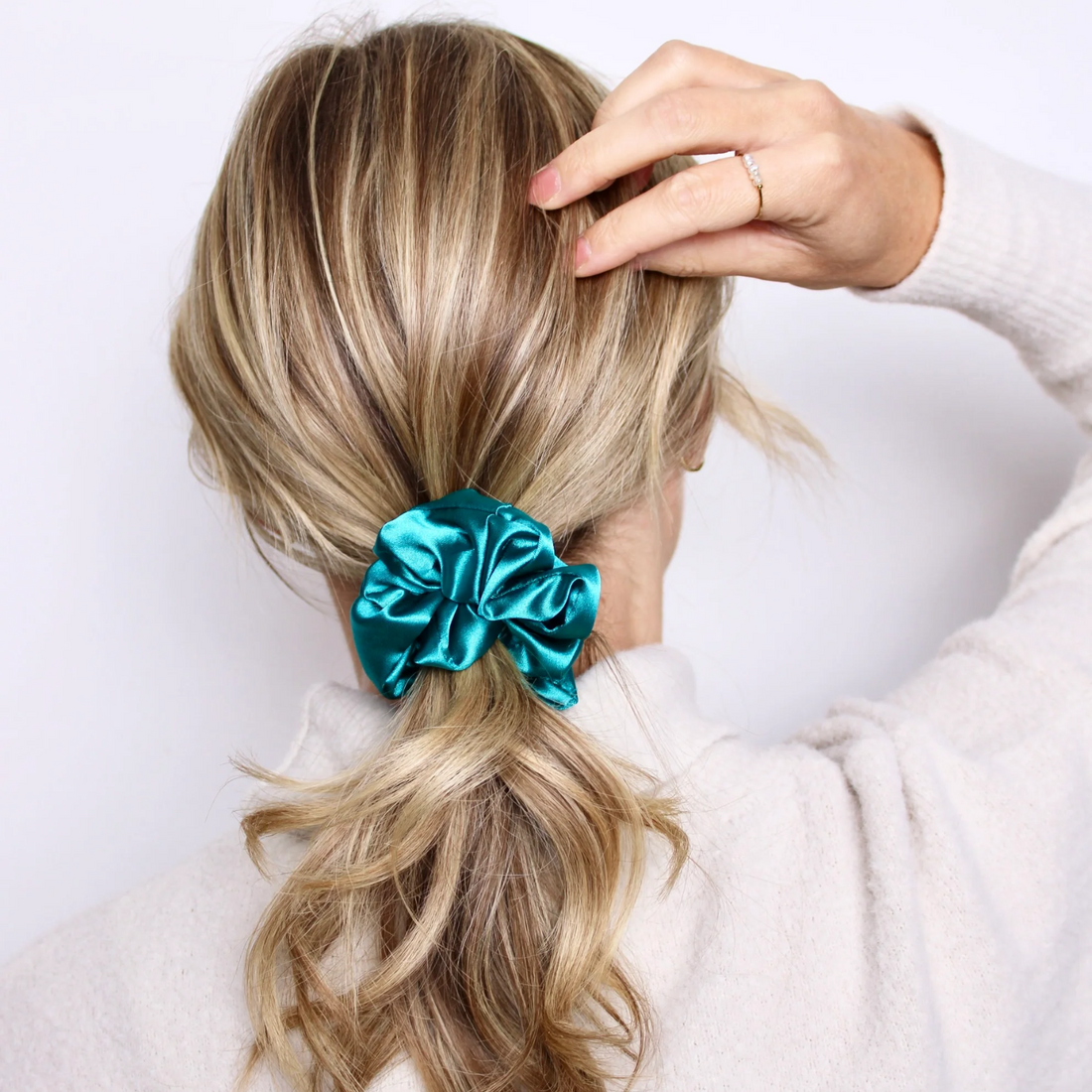 Chouchou satin brillant azuré – scrunchie cheveux soyeux bleu ciel, accessoire élégant et protecteur