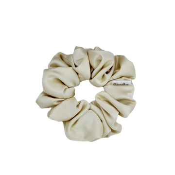 « Chouchou satin vanille – accessoire cheveux élégant et protecteur »