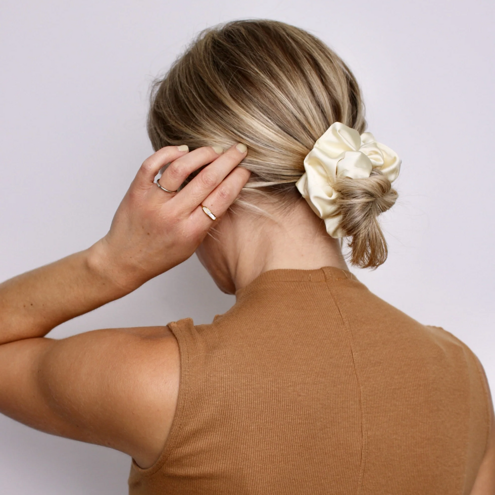 « Chouchou satin vanille – accessoire cheveux élégant et protecteur »