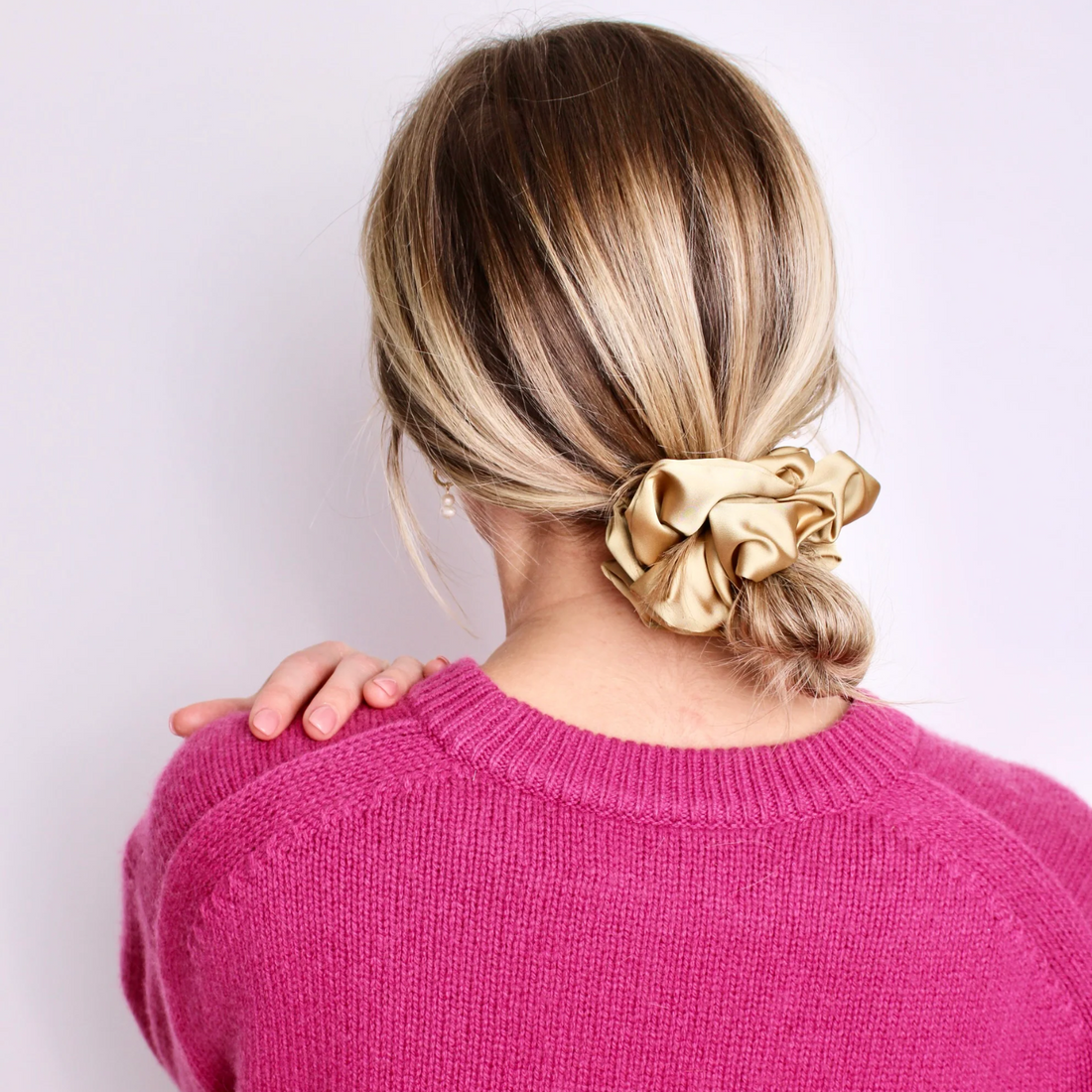 Chouchou satin or – scrunchie cheveux soyeux de couleur or, accessoire chic et protecteur