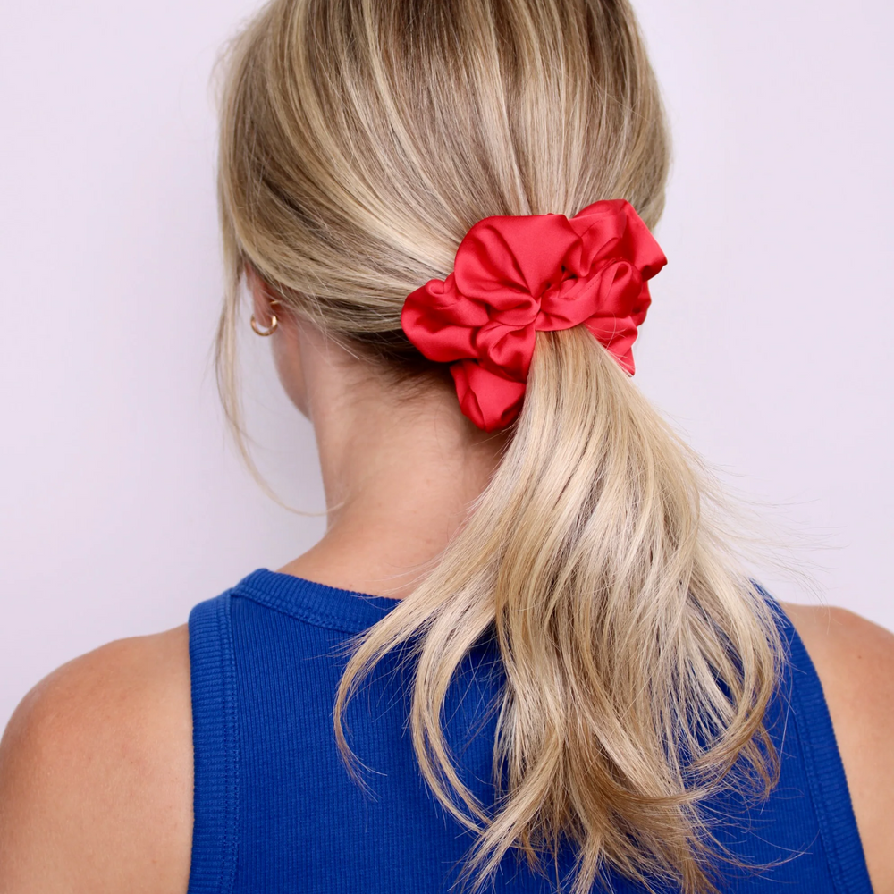 Chouchou satin rouge pur – scrunchie cheveux soyeux et rouge vibrant, accessoire élégant