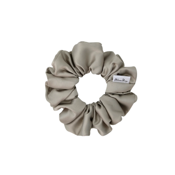 Chouchou satin sable – scrunchie cheveux soyeux couleur sable, accessoire cheveux élégant et protecteur