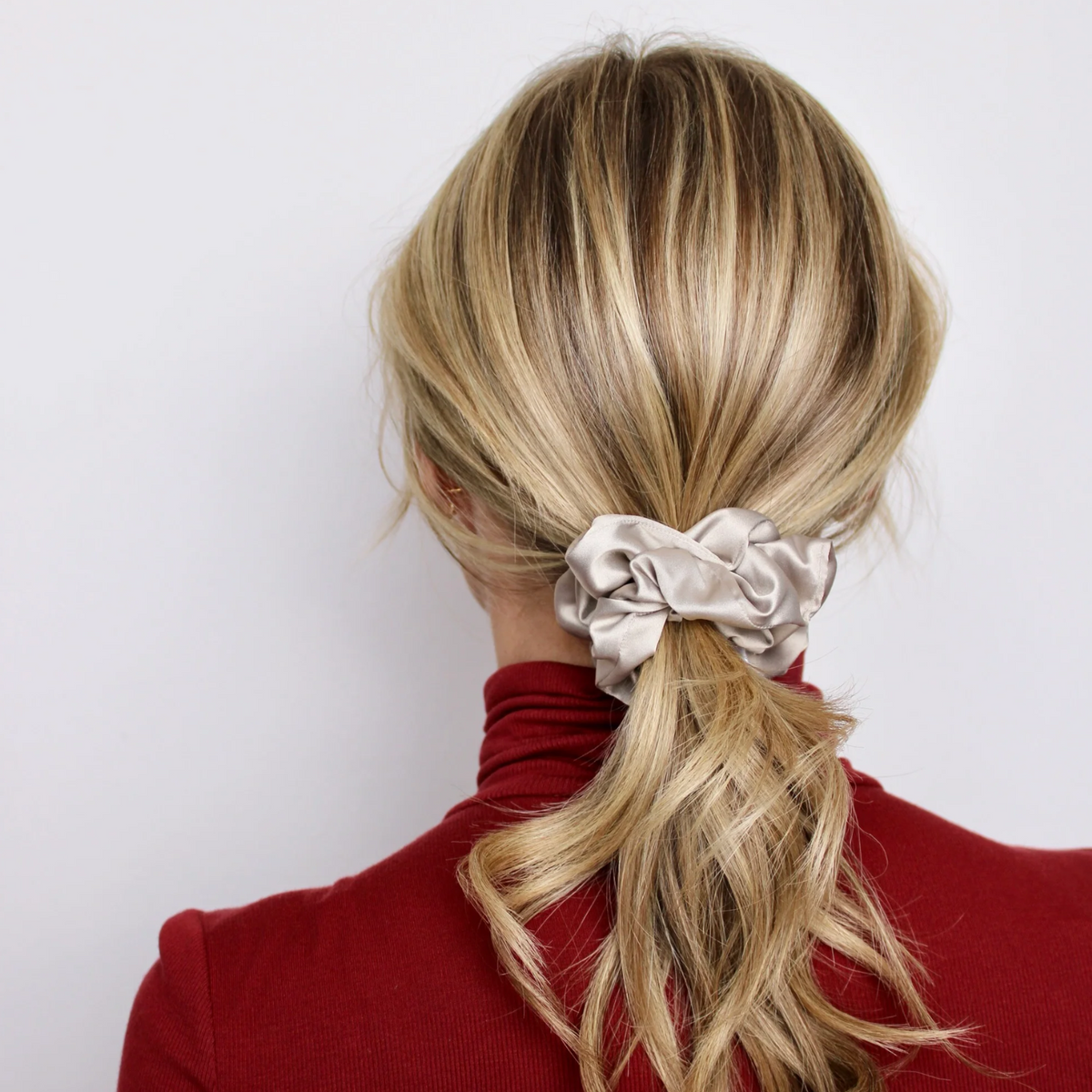 Chouchou satin sable – scrunchie cheveux soyeux couleur sable, accessoire cheveux élégant et protecteur