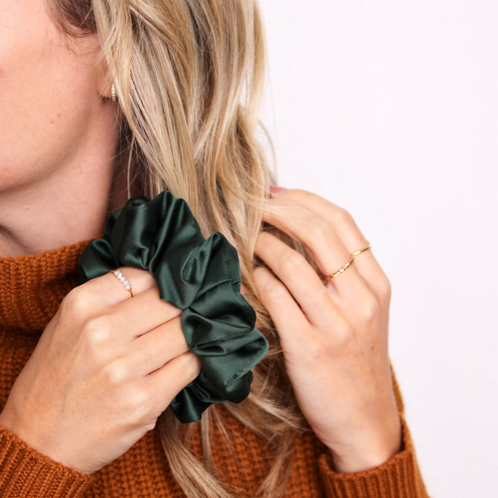 Chouchou Satin Épinette – Accessoire cheveux doux & protecteur