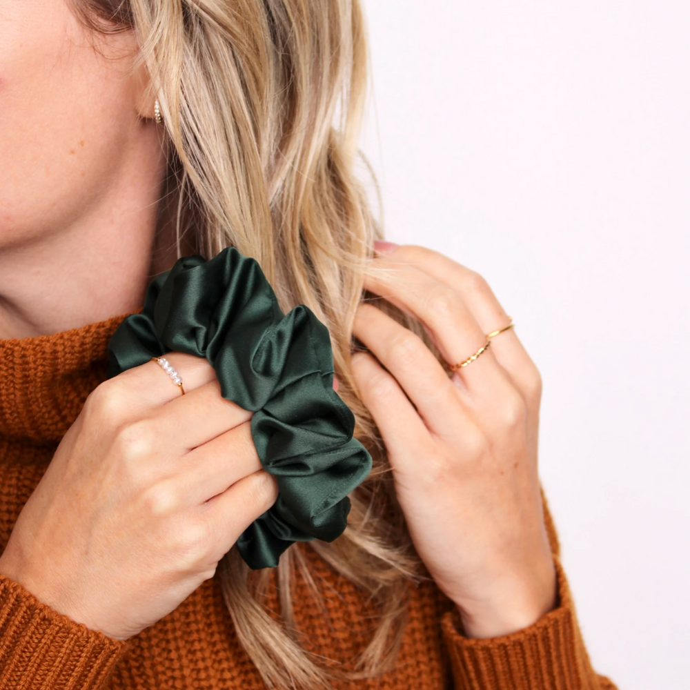 Chouchou satin vert épinette – scrunchie doux et protecteur, couleur nature