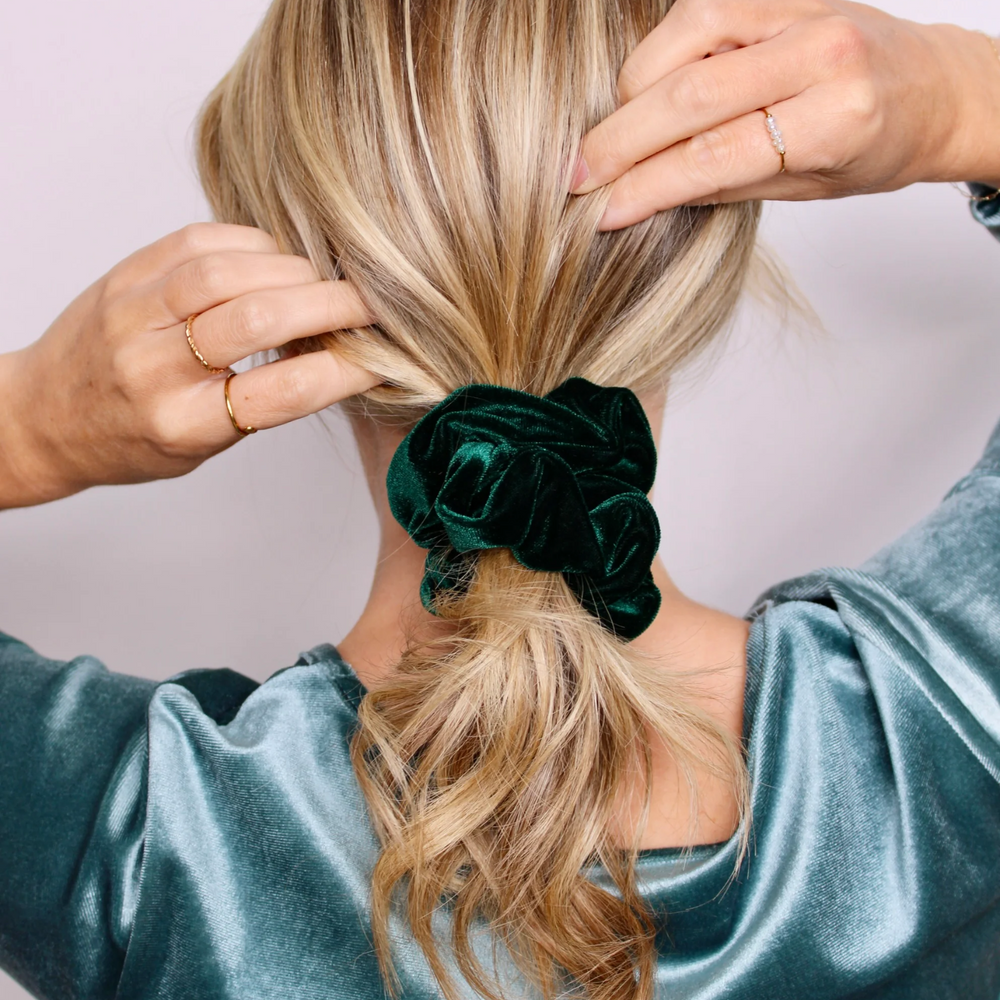 Chouchou velours vert sapin – accessoire cheveux élégant et confortable