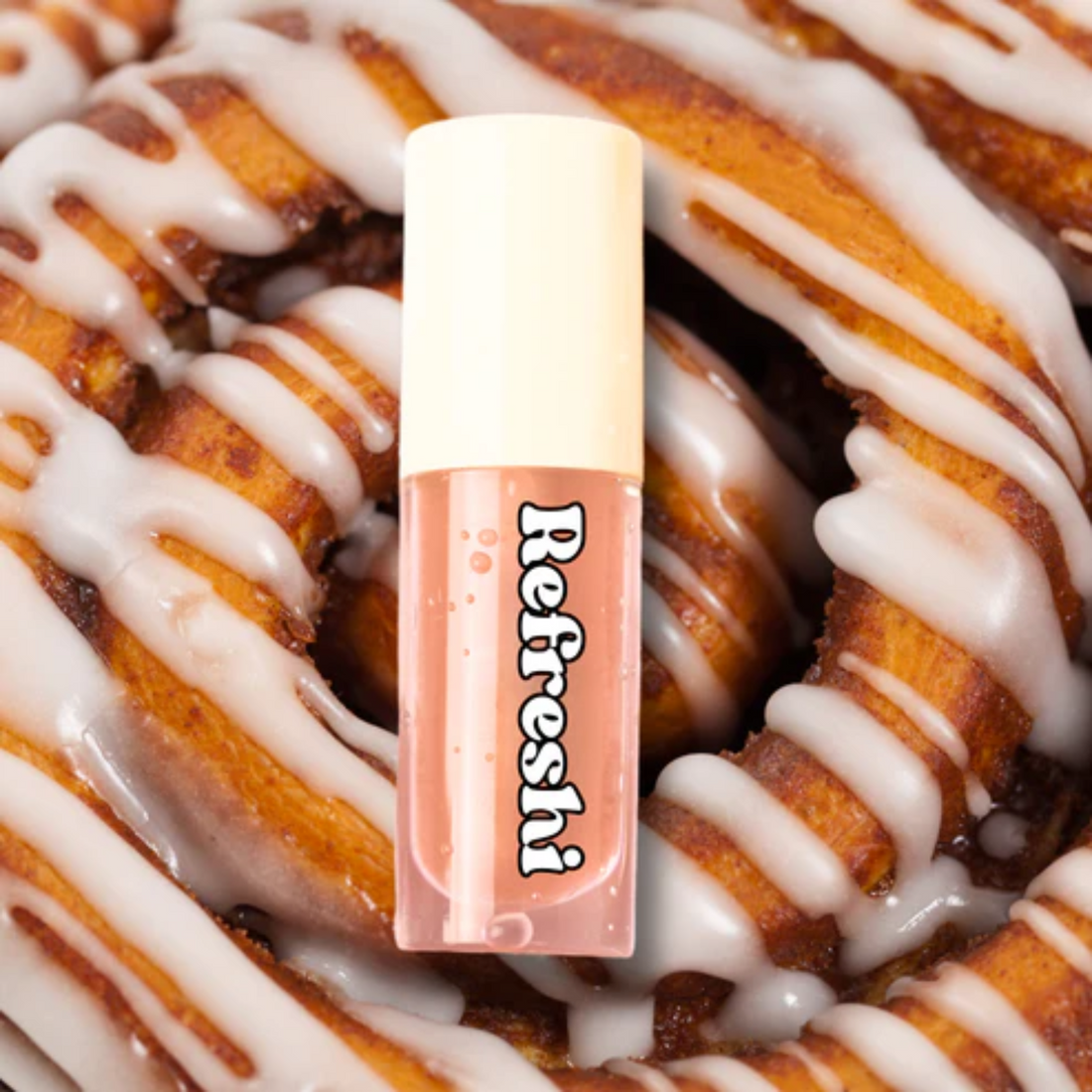 Tube 5 ml Cinnamon Roll Lip Oil Refreshi, bulles visibles, parfum cannelle gourmand, texture brillante

