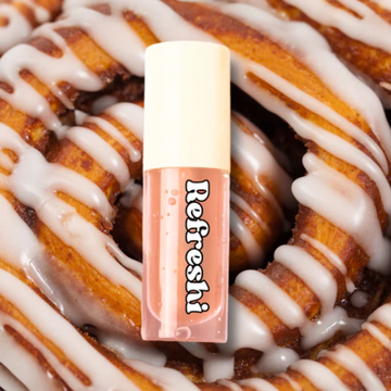 Tube 5 ml Cinnamon Roll Lip Oil Refreshi, bulles visibles, parfum cannelle gourmand, texture brillante

