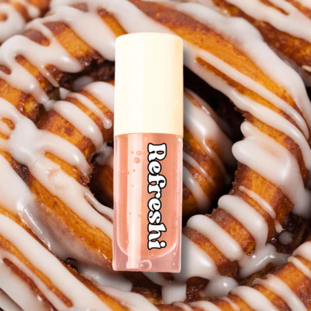Tube 5 ml Cinnamon Roll Lip Oil Refreshi, bulles visibles, parfum cannelle gourmand, texture brillante

