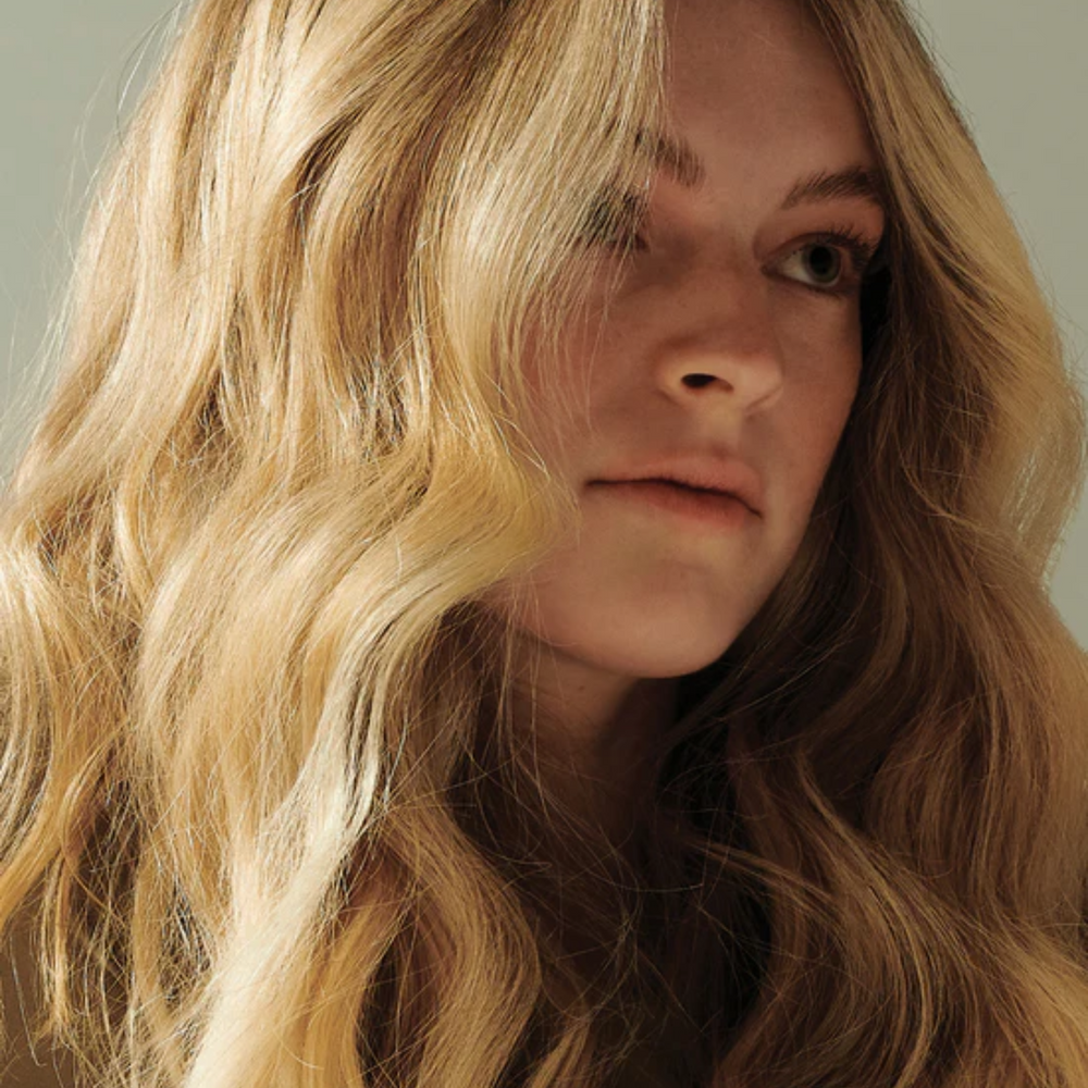 Mousse volumisante vegan ultra‑légère. Apporte volume, texture, brillance et contrôle les frisottis. Cheveux aérés, souples et volumineux.